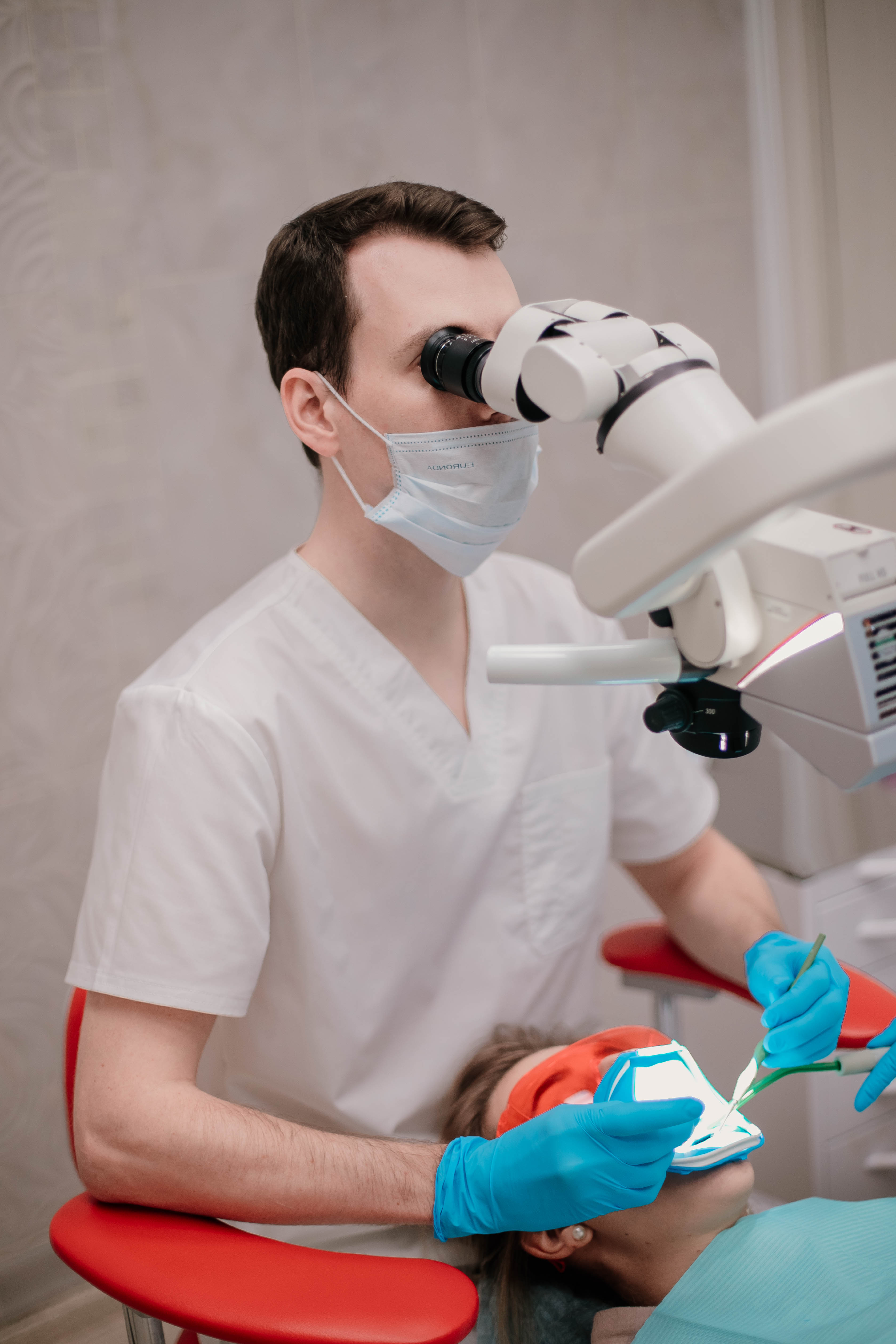 Что такое лечение зубов под микроскопом: все, что нужно знать о данной процедуре
