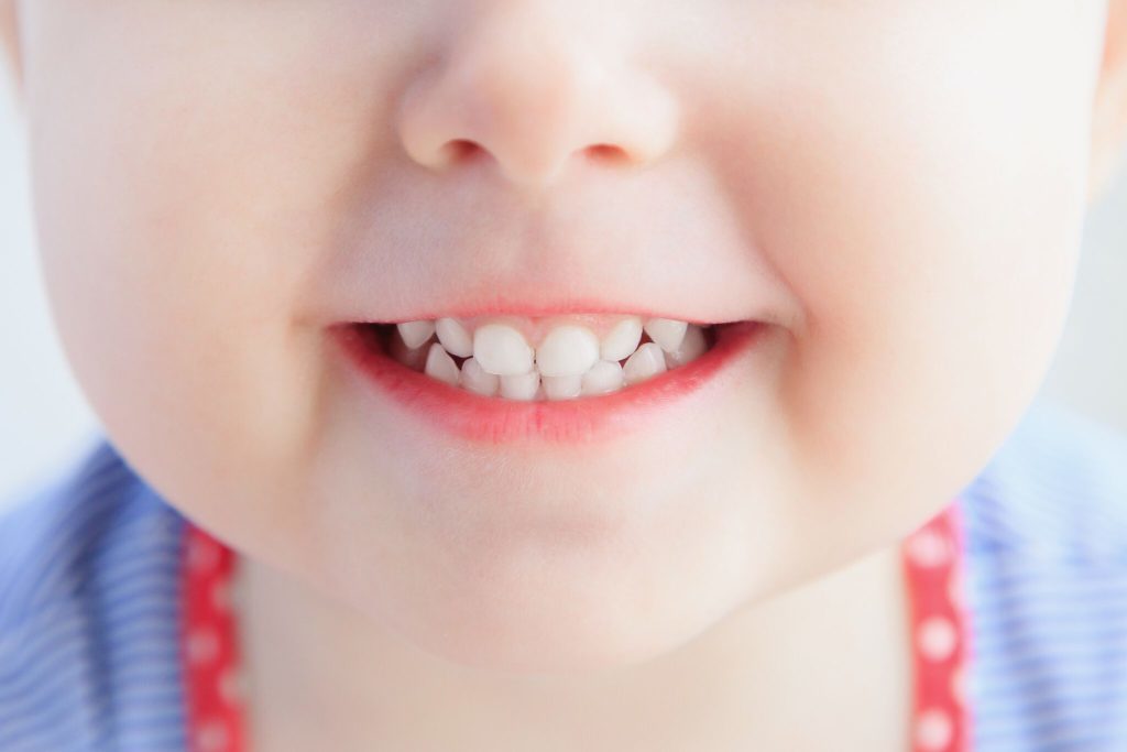 Как правильно удалить молочные зубы?